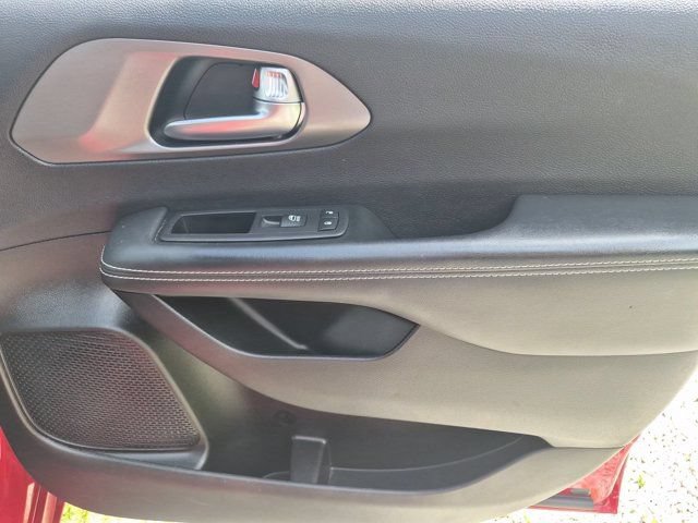 Used 2025 Chrysler Pacifica Select FWD image 33
