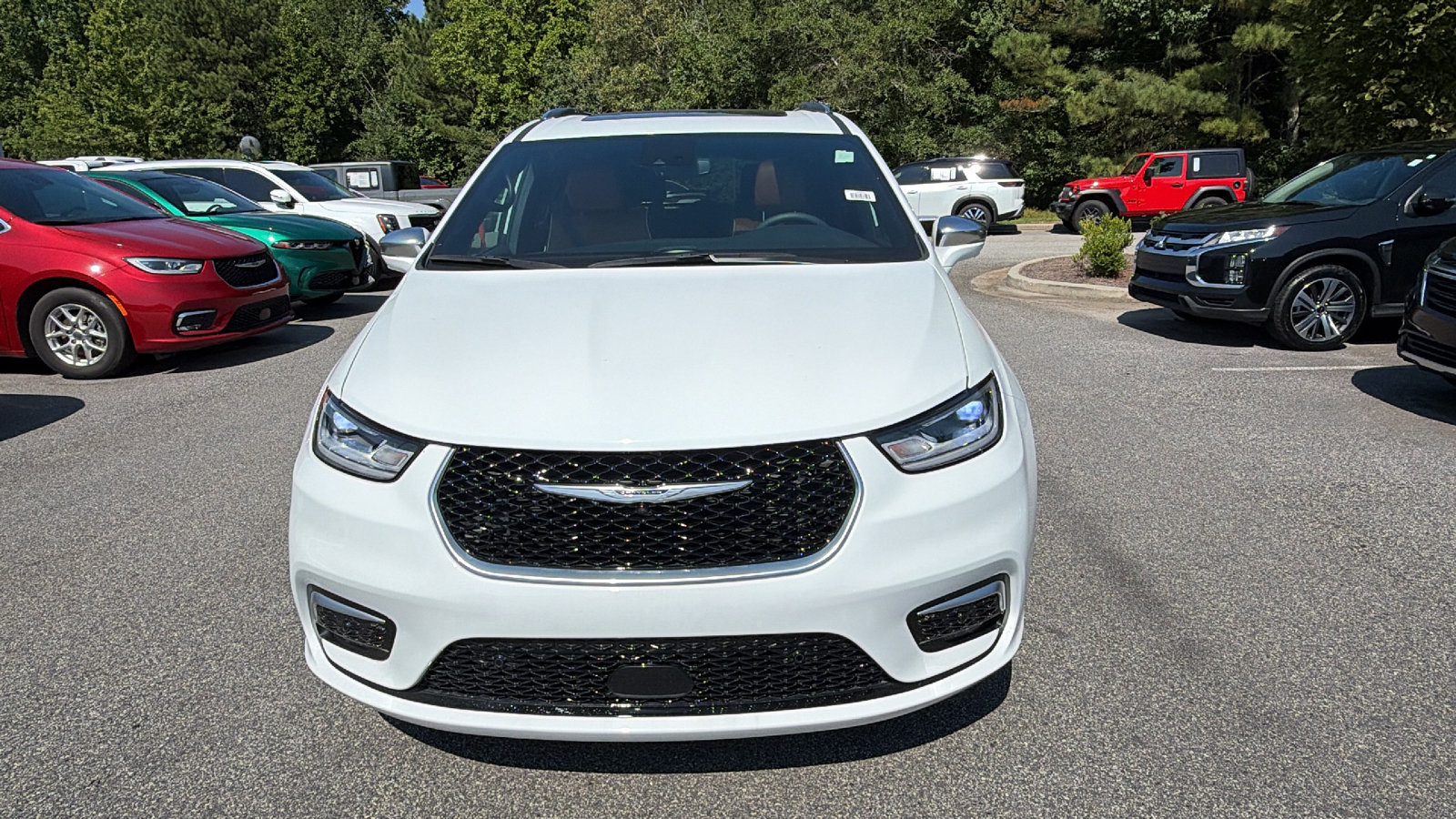 Used 2024 Chrysler Pacifica Pinnacle FWD image 3