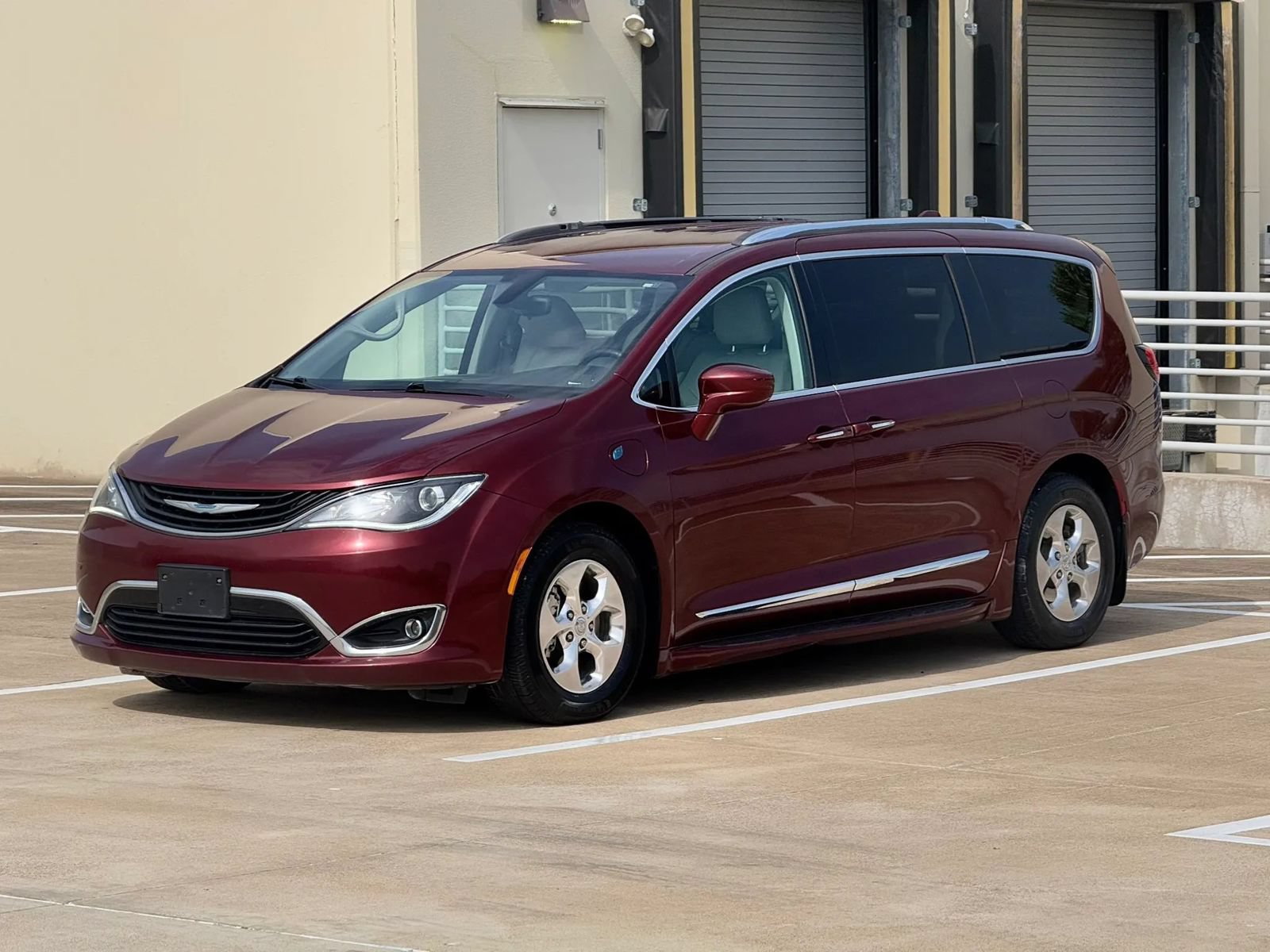 Used 2018 Chrysler Pacifica Touring-L FWD image 3
