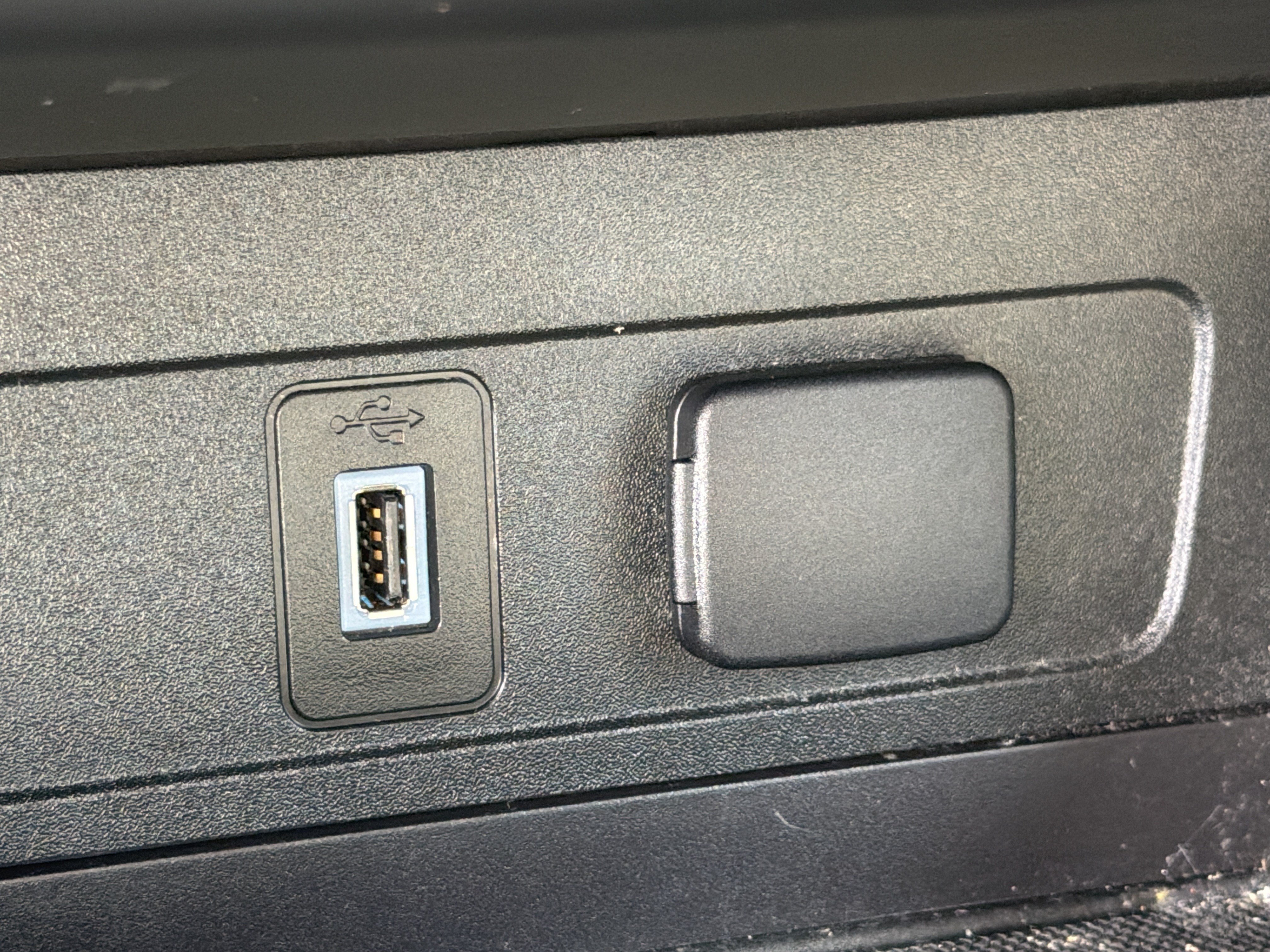 Used 2018 Ford Escape SE w/ Ford Safe & Smart Package FWD image 23