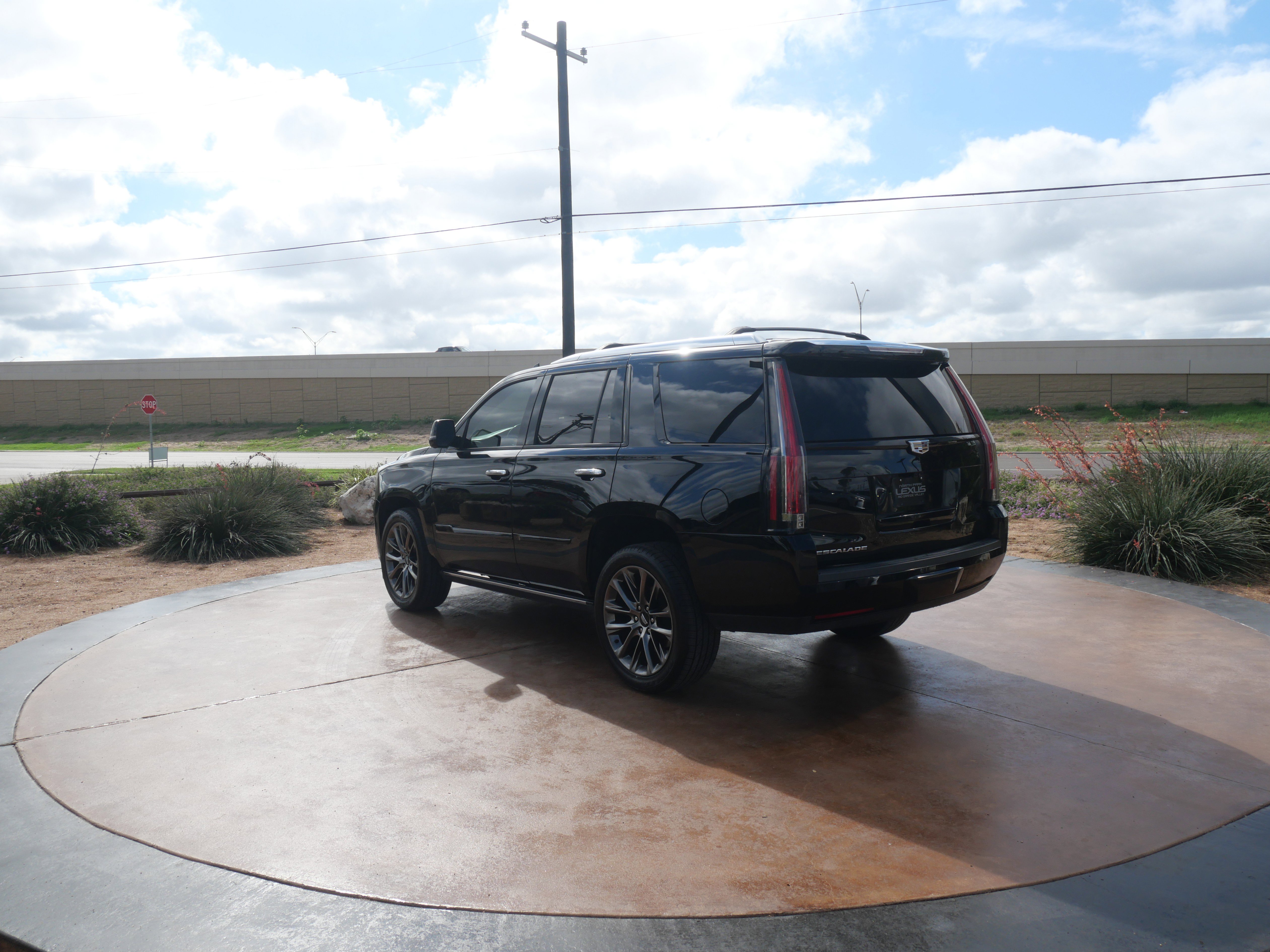 Used 2019 Cadillac Escalade Platinum w/ Escalade Sport Edition image 4