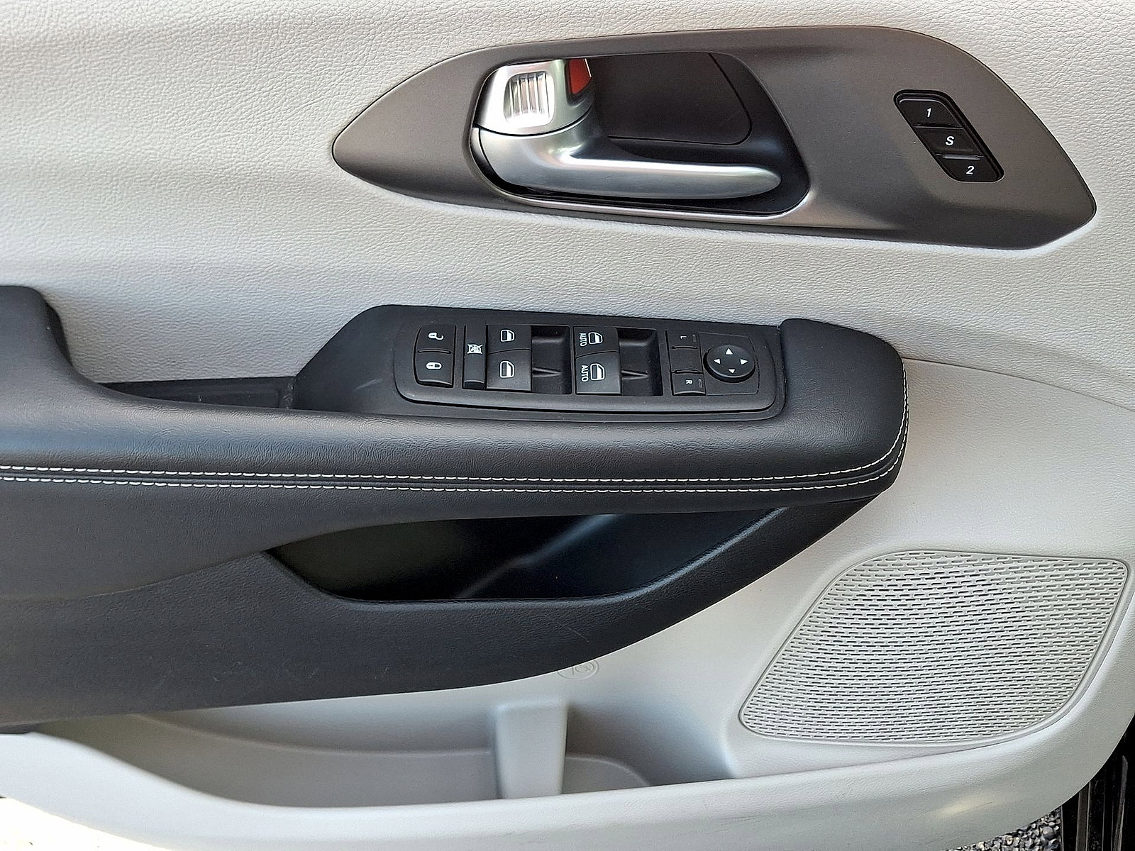 Used 2024 Chrysler Pacifica Touring-L FWD image 10