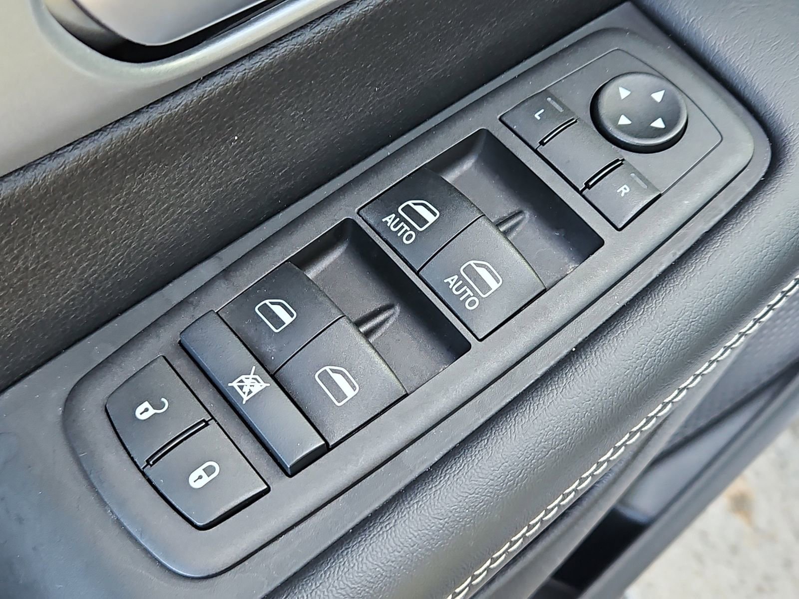 Used 2024 Chrysler Pacifica Touring image 23