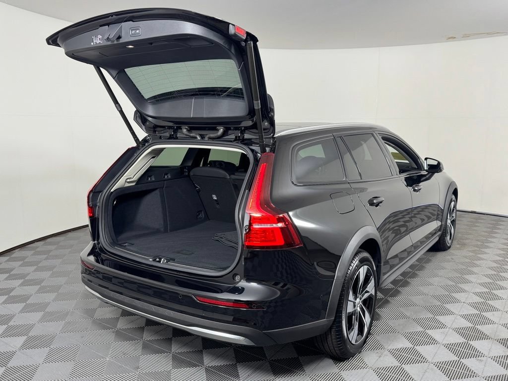 Certified 2025 Volvo V60 B5 Cross Country Plus AWD/4WD image 9