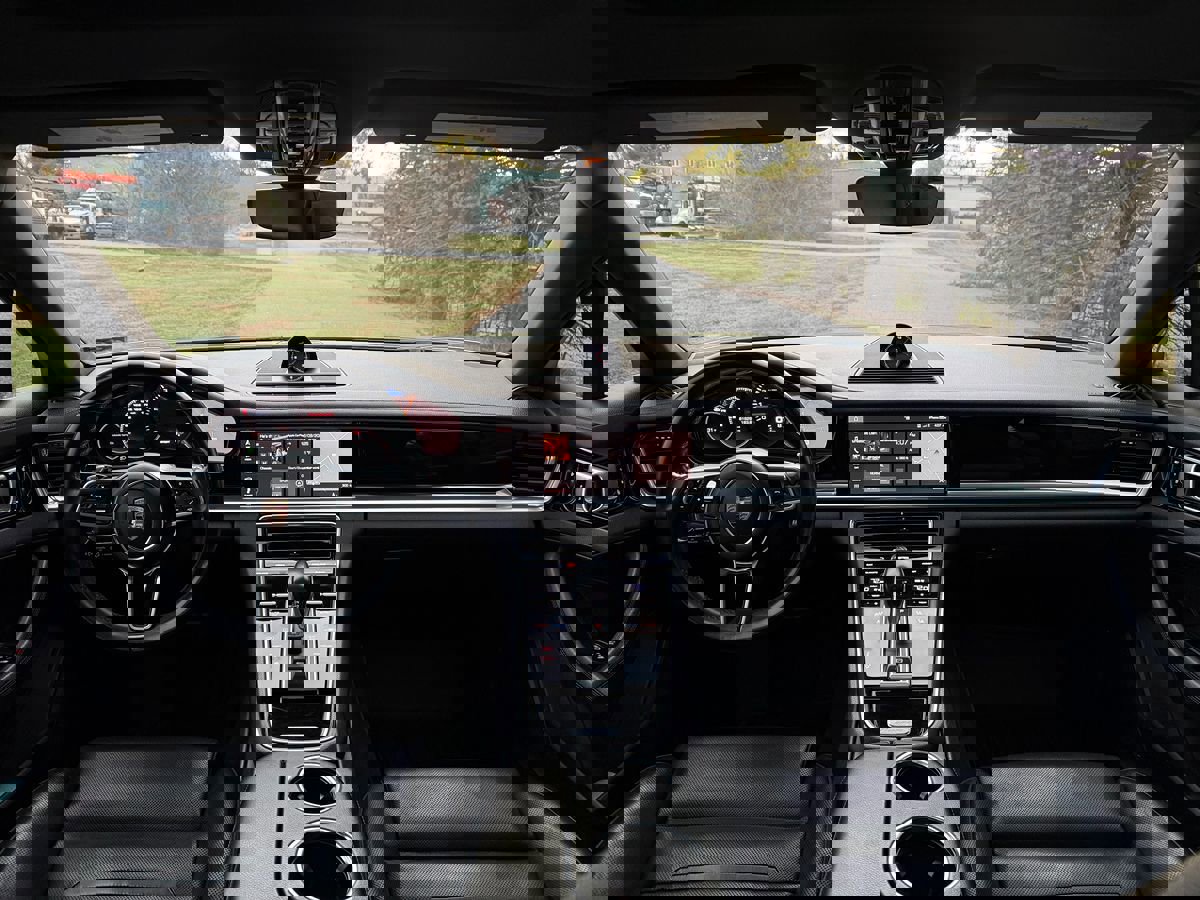 Used 2018 Porsche Panamera 4 image 10