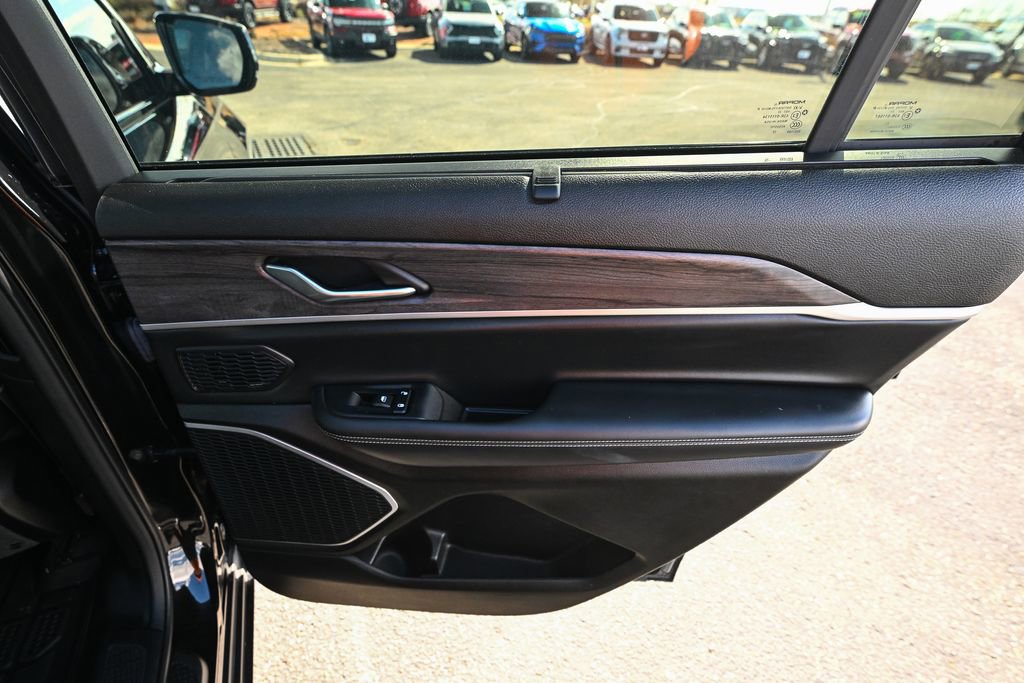 Used 2022 Jeep Grand Cherokee L Limited w/ Luxury Tech Group II image 32