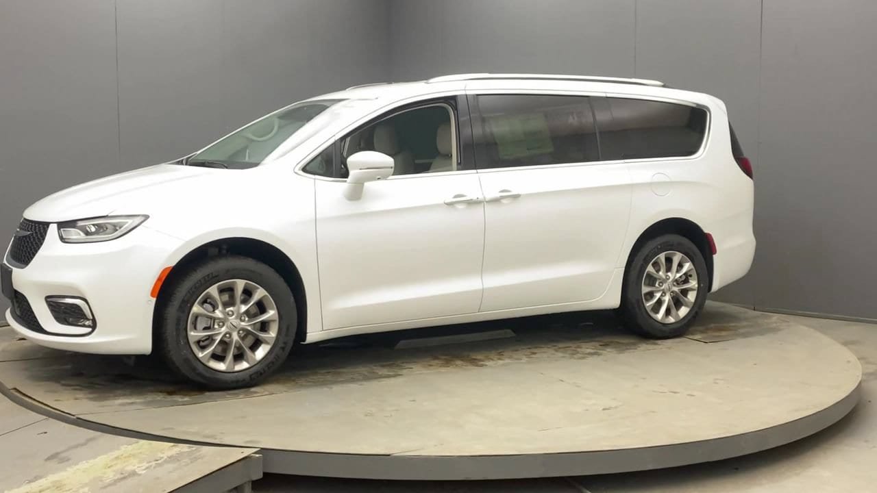 Used 2021 Chrysler Pacifica Touring-L w/ Premium & Safety Sphere Group AWD/4WD image 8