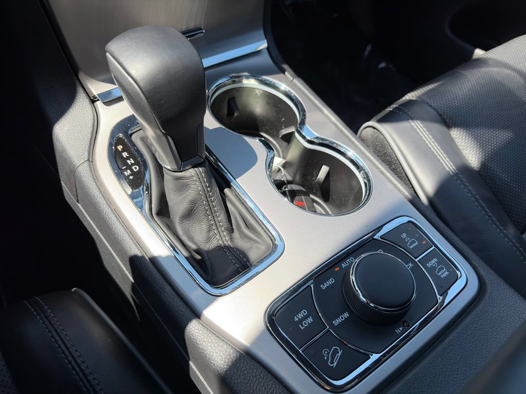 Used 2019 Jeep Grand Cherokee Overland AWD/4WD image 17