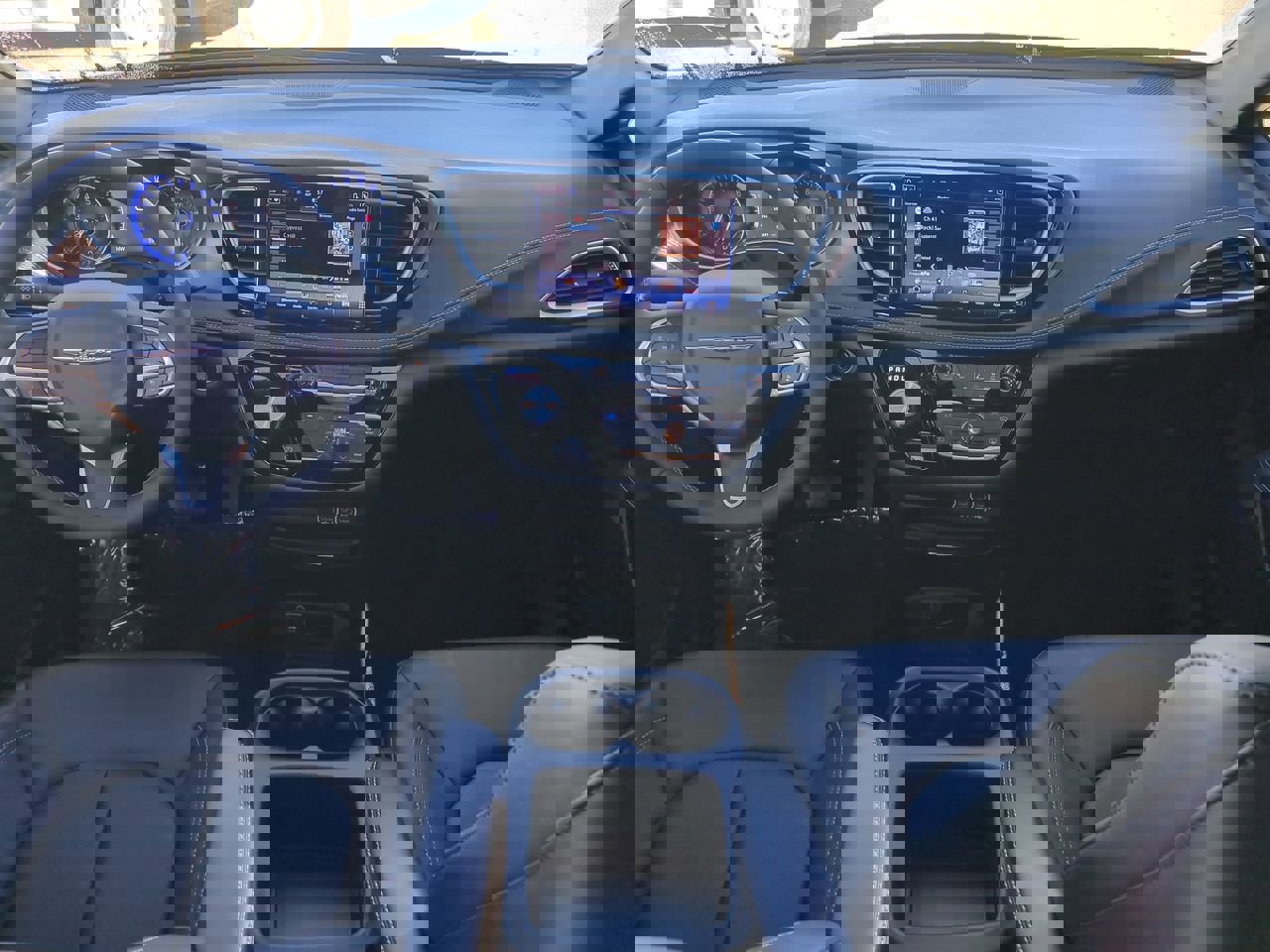 Certified 2025 Chrysler Pacifica Select image 14