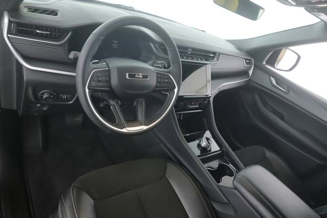 Used 2025 Jeep Grand Cherokee L Laredo image 17