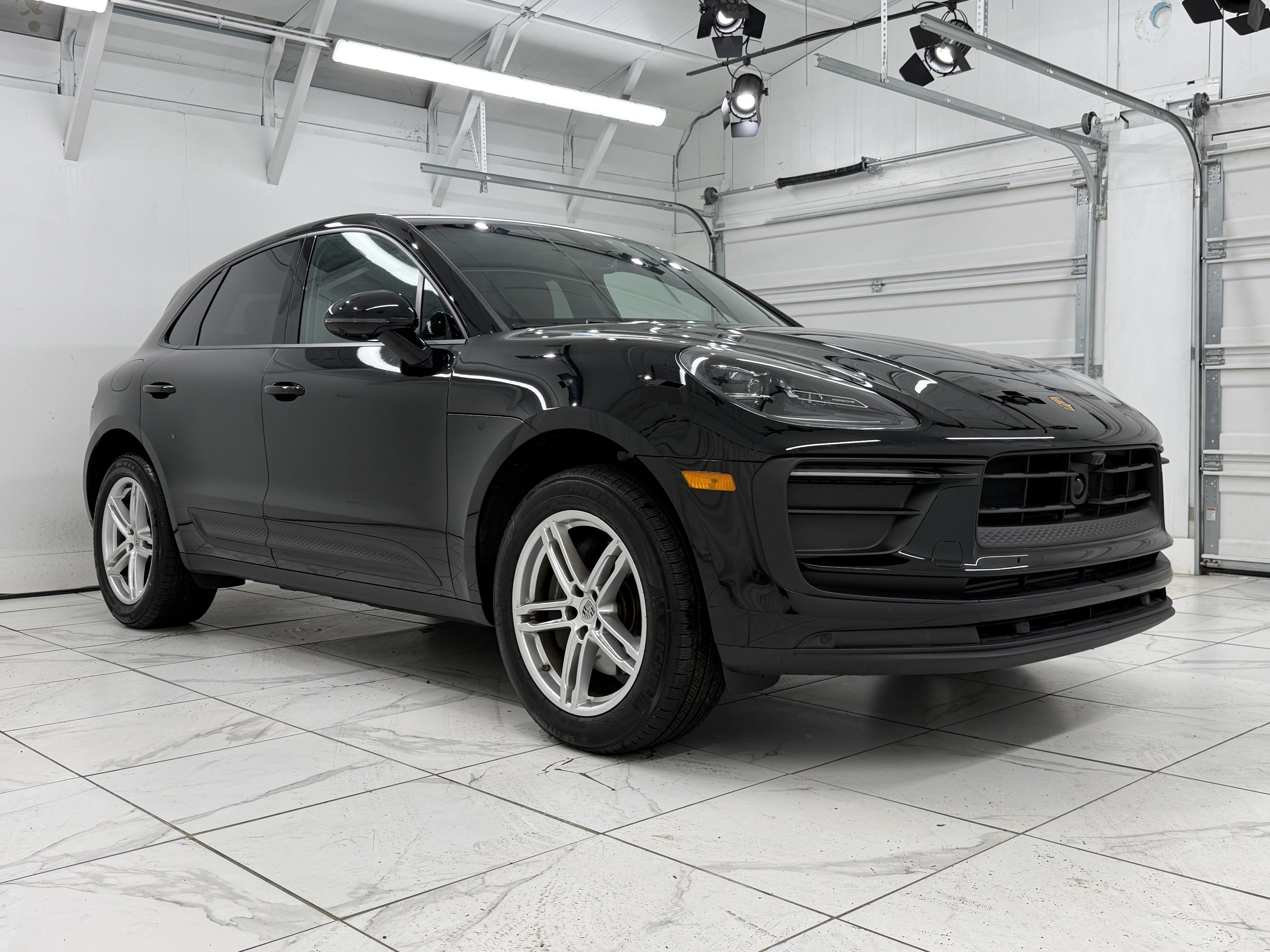 Certified 2025 Porsche Macan AWD/4WD image 10