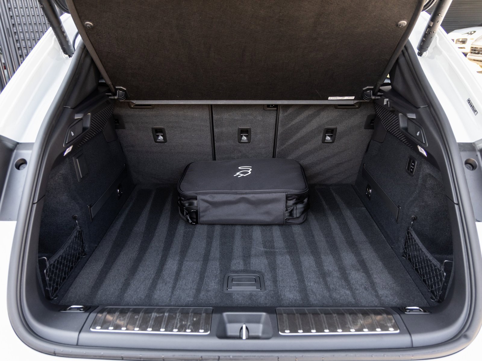 Used 2025 Porsche Macan 4S Electric image 37