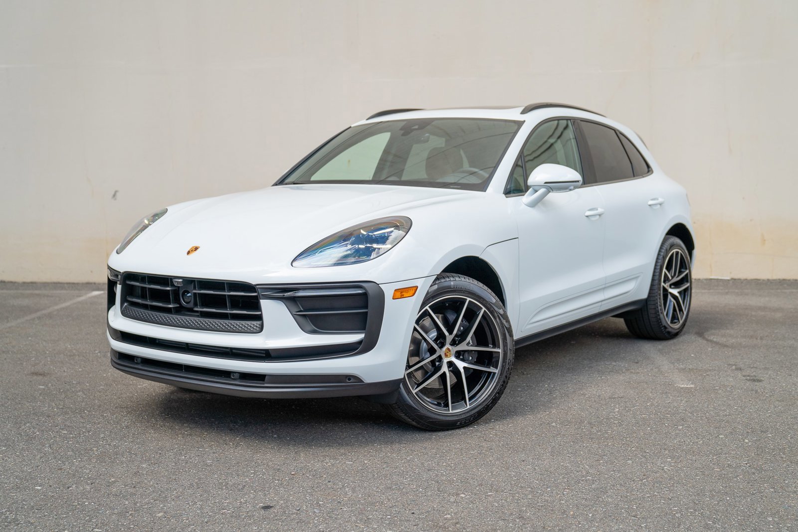 Certified 2025 Porsche Macan image 1