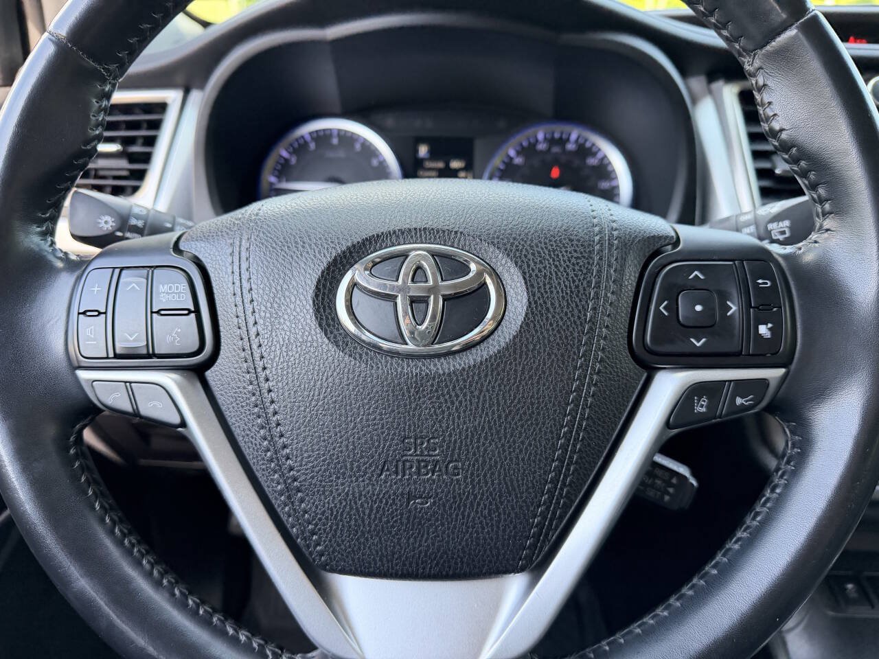 Used 2019 Toyota Highlander XLE AWD/4WD image 16