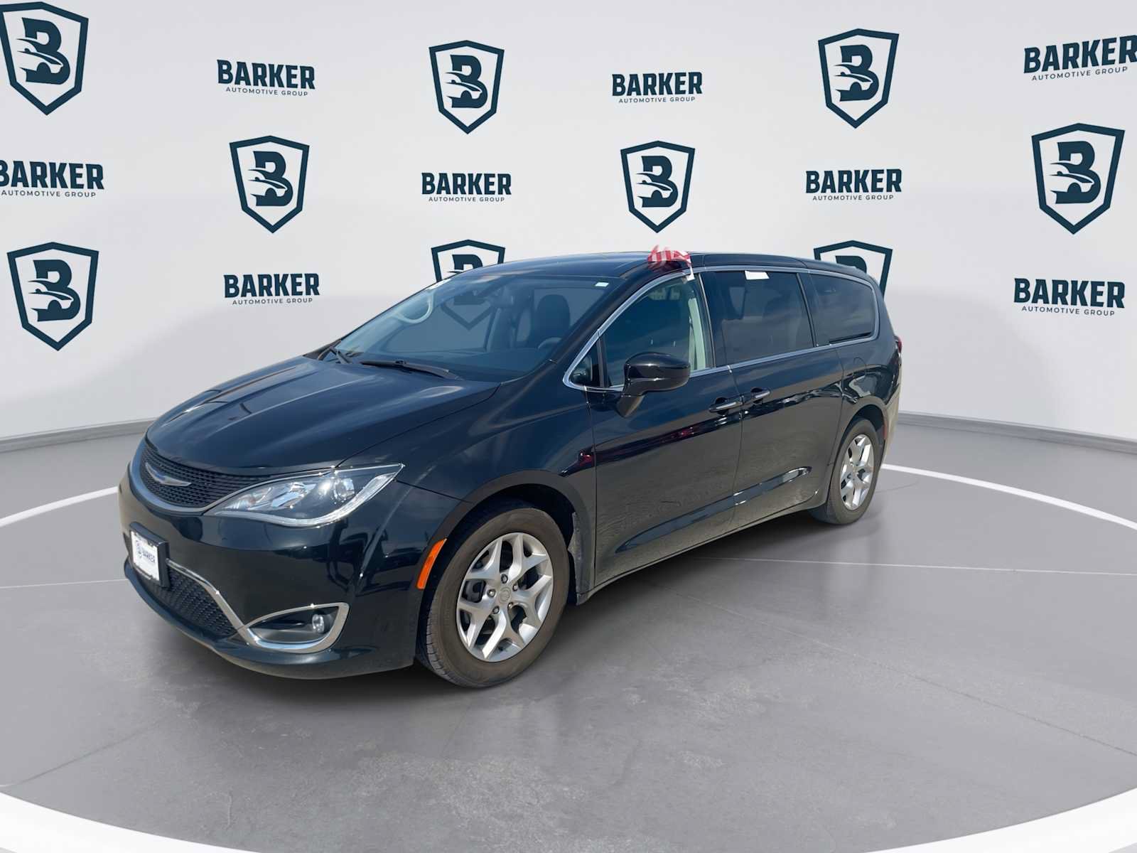 Used 2018 Chrysler Pacifica Touring Plus w/ Tire & Wheel Group FWD image 5