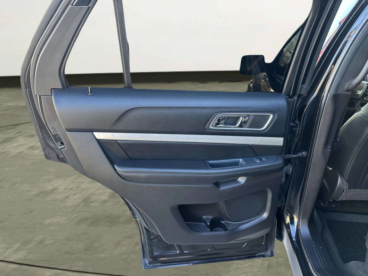 Used 2016 Ford Explorer XLT w/ Equipment Group 202A image 11