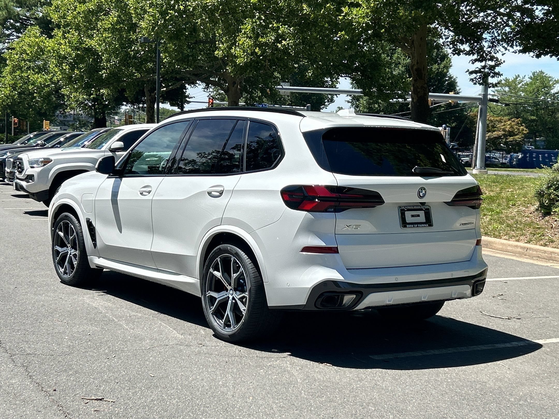 New 2026 BMW X5 xDrive50e w/ M Sport Package AWD/4WD image 3