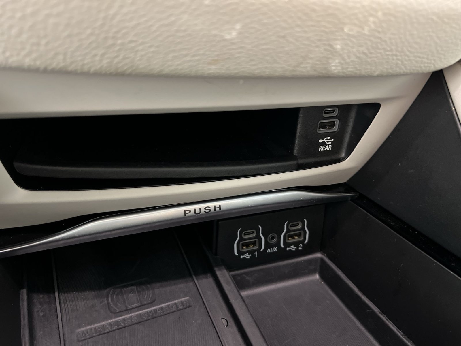 Used 2022 Chrysler Pacifica Limited w/ Uconnect Theater Family Group FWD image 35