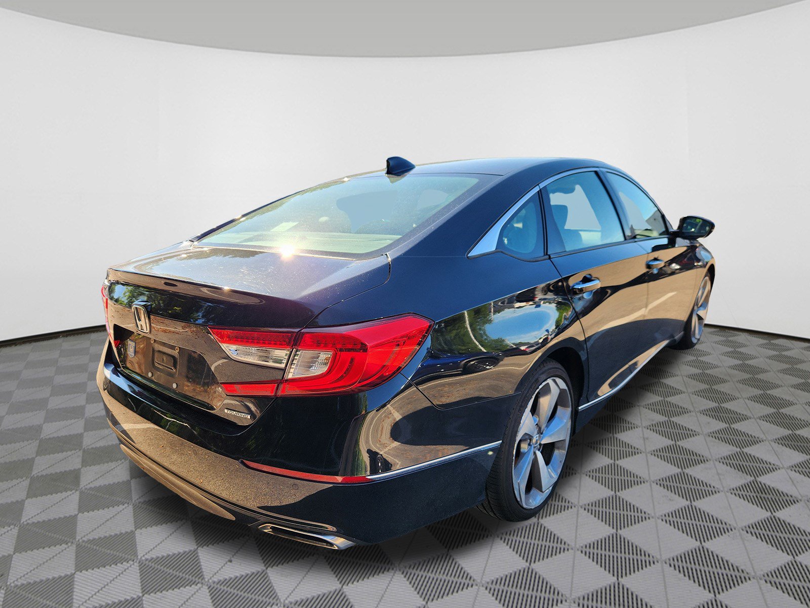 Used 2018 Honda Accord Touring image 4