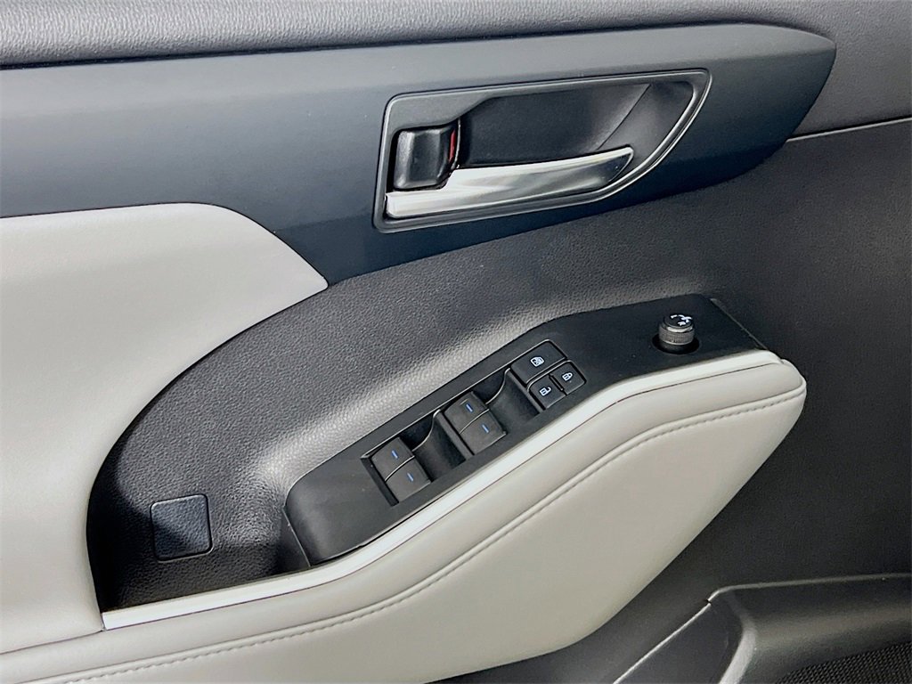 Used 2021 Toyota Highlander XLE image 18