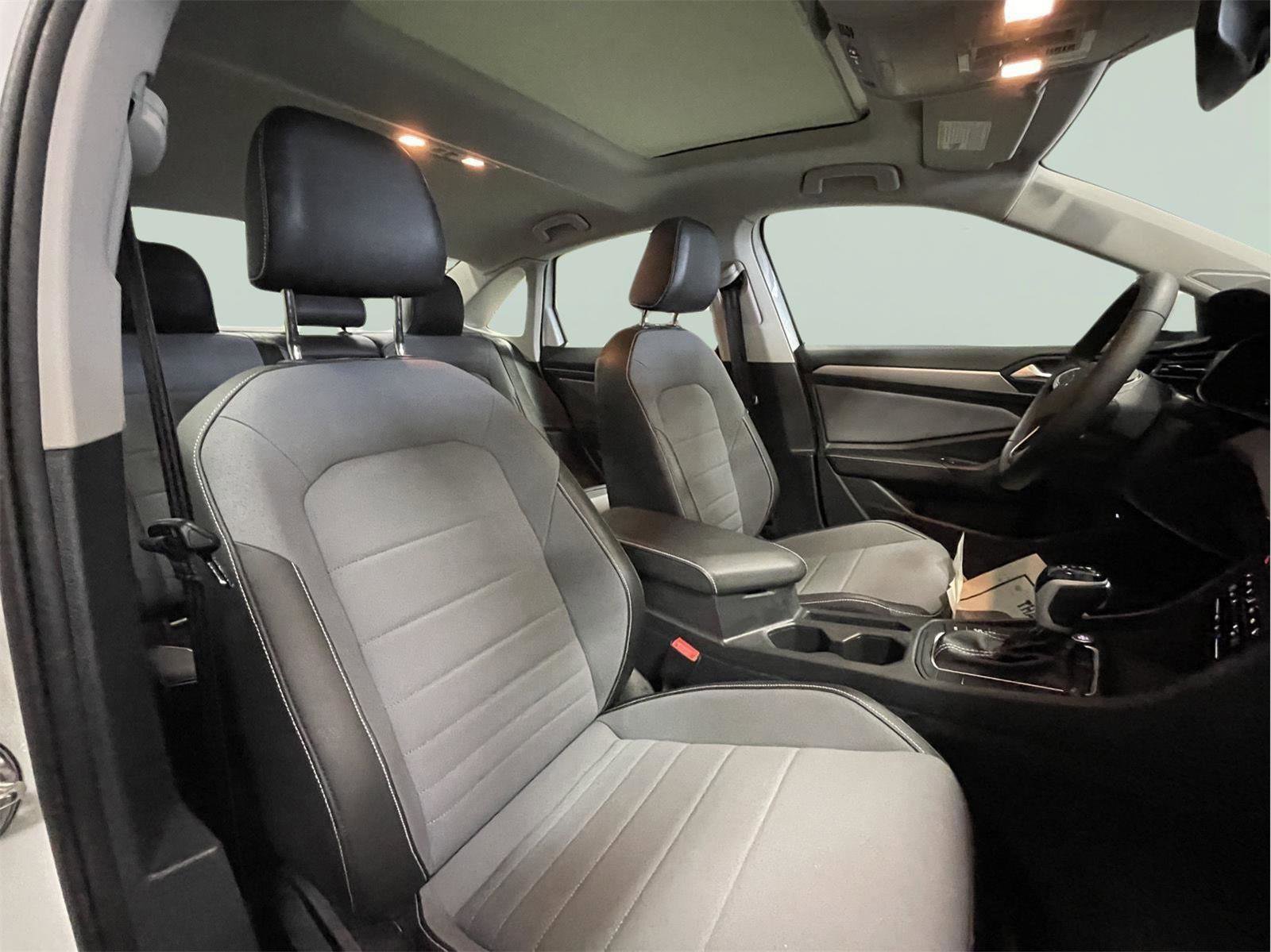 Used 2025 Volkswagen Jetta SE w/ Sunroof Package image 20