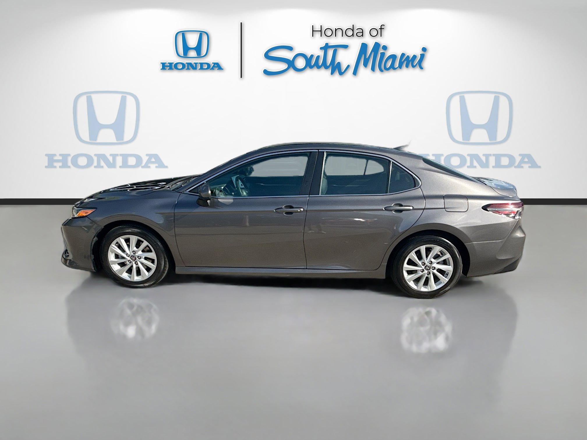 Used 2021 Toyota Camry LE FWD image 4