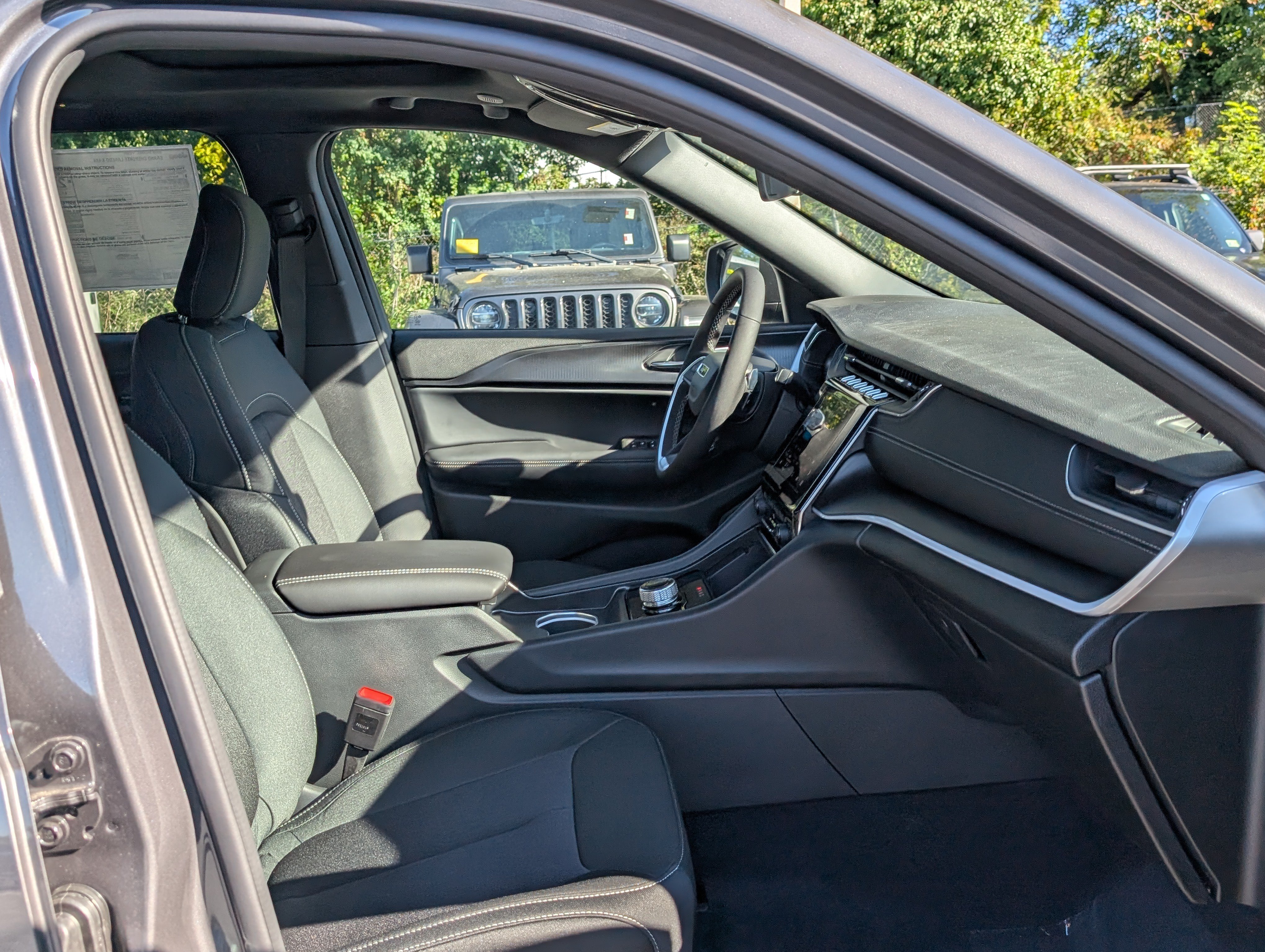 New 2025 Jeep Grand Cherokee Laredo X w/ Luxury Tech Group I AWD/4WD image 10
