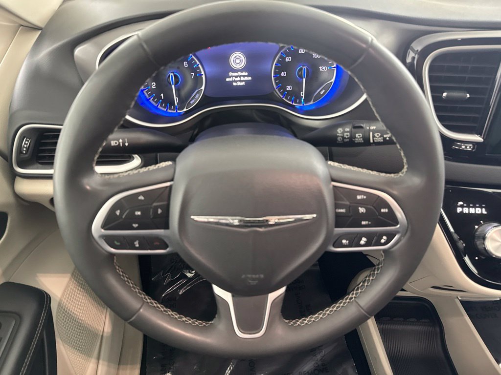 Used 2023 Chrysler Pacifica Touring-L FWD image 26
