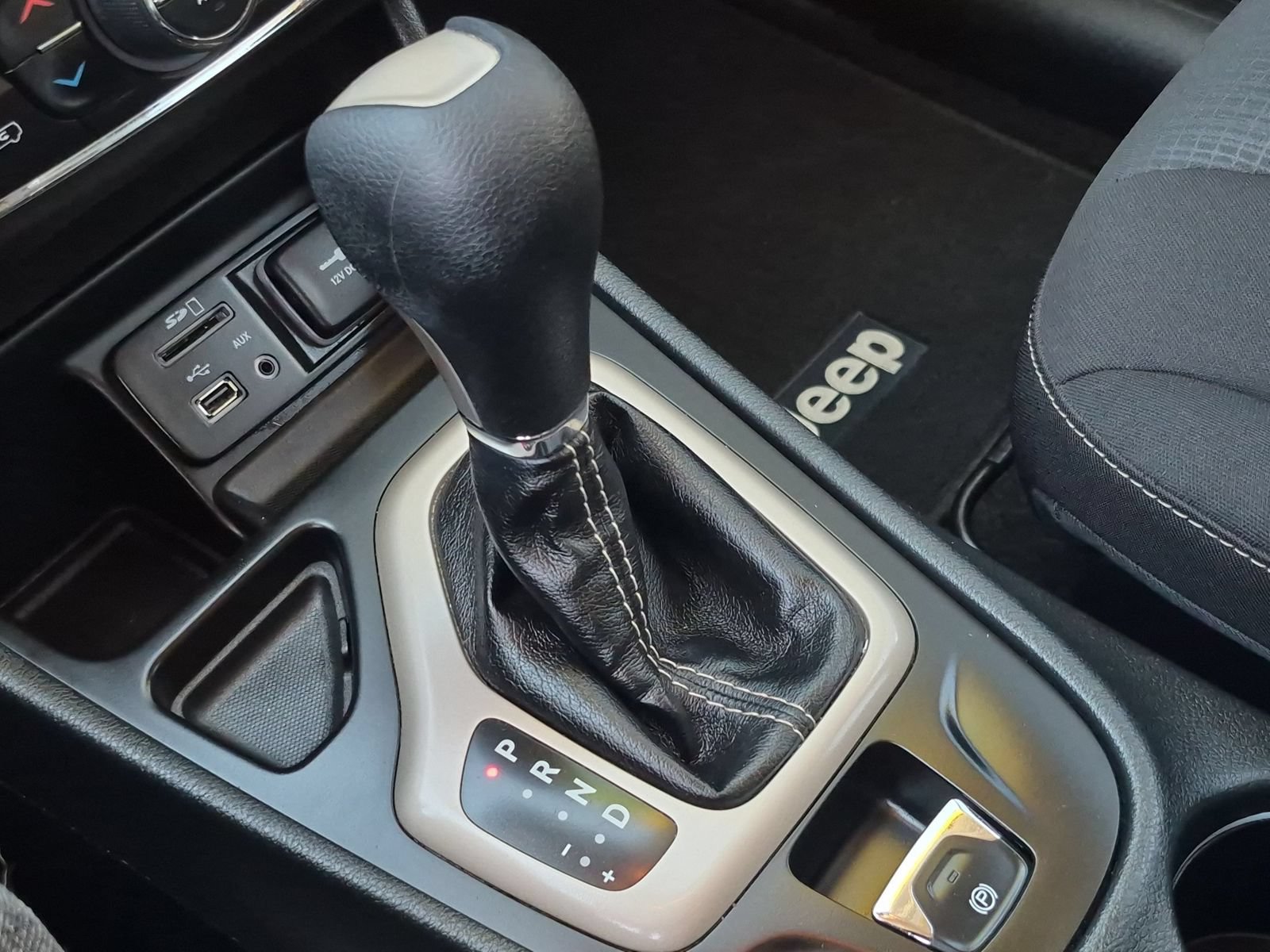 Used 2016 Jeep Cherokee Latitude w/ Comfort/Convenience Group FWD image 23