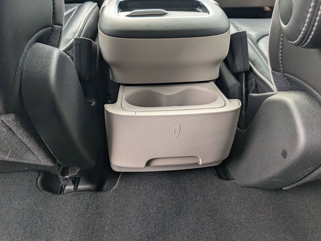 Used 2023 Chrysler Pacifica Touring-L image 39