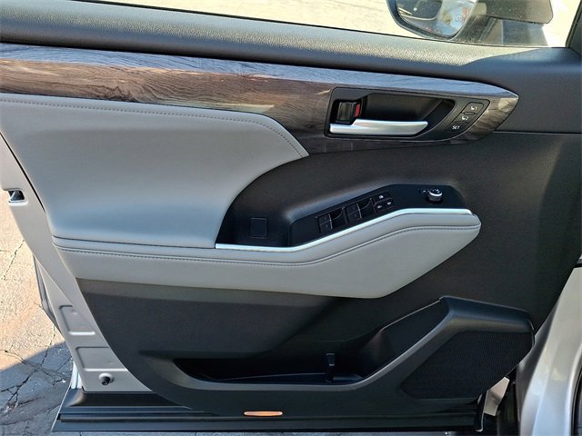 Used 2024 Toyota Highlander Limited image 13