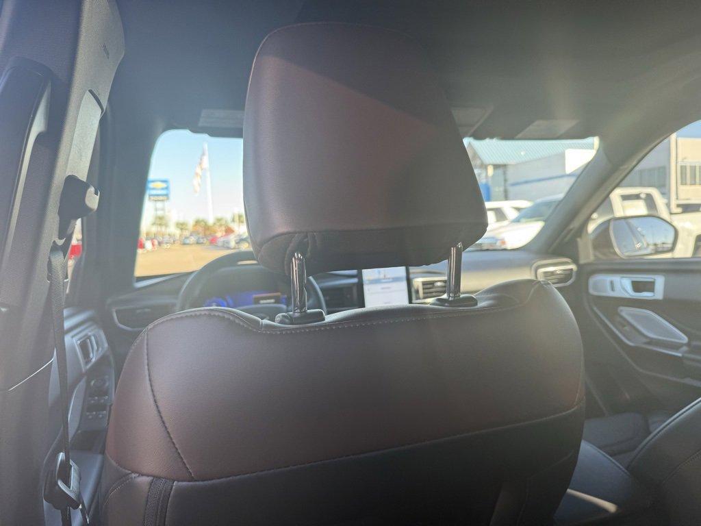 Used 2023 Ford Explorer Platinum w/ Technology Package image 32