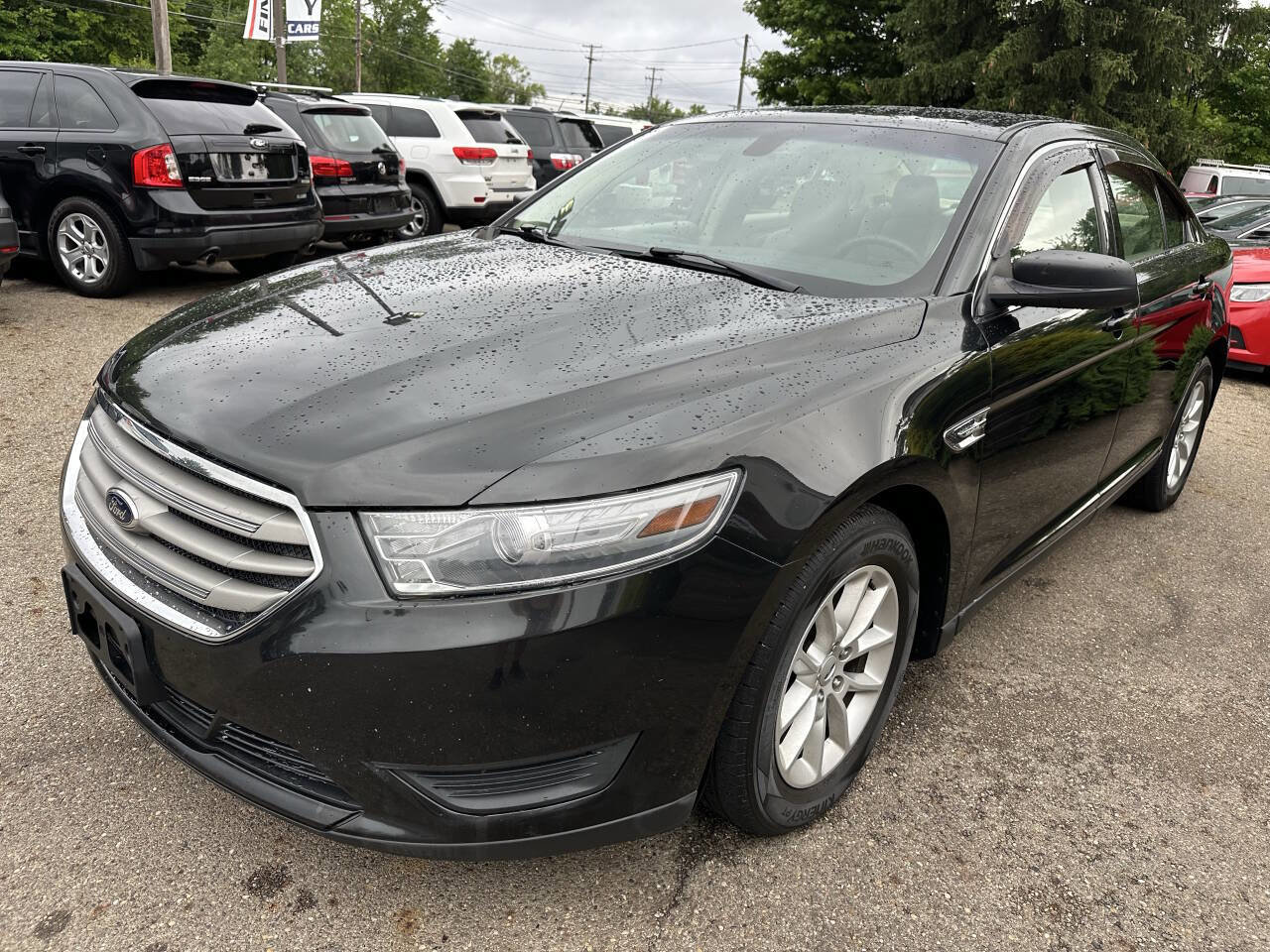Used 2013 Ford Taurus SE image 2