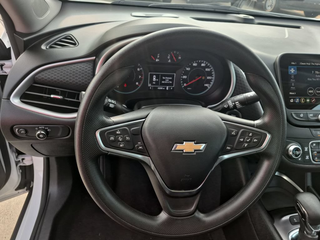 Used 2025 Chevrolet Malibu LT FWD image 14