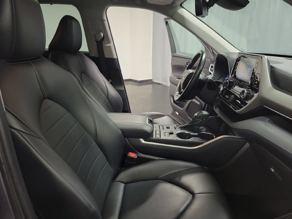 Used 2021 Toyota Highlander XLE AWD/4WD image 36