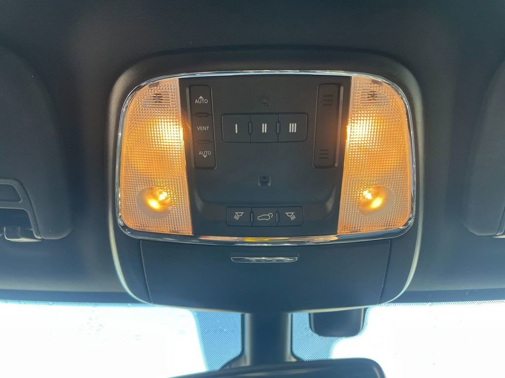 Used 2020 Jeep Grand Cherokee Limited w/ Premium Lighting Group AWD/4WD image 23