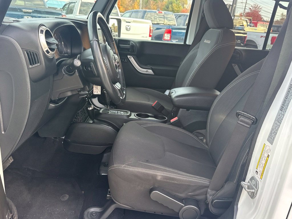 Used 2017 Jeep Wrangler Unlimited Sahara w/ Connectivity Group AWD/4WD image 14