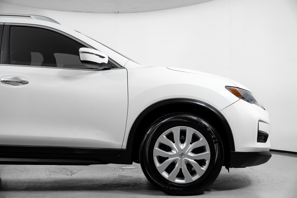 Used 2017 Nissan Rogue S w/ S Appearance Package FWD image 4