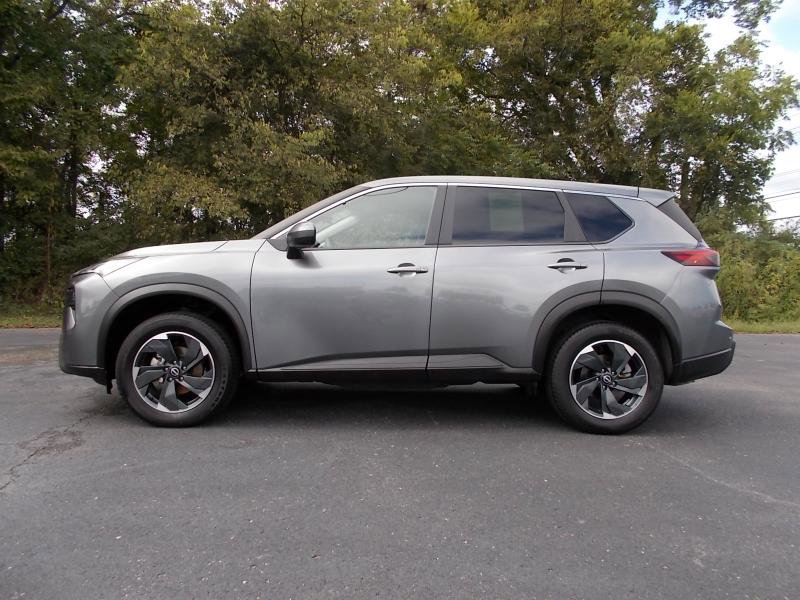 Used 2024 Nissan Rogue SV image 2