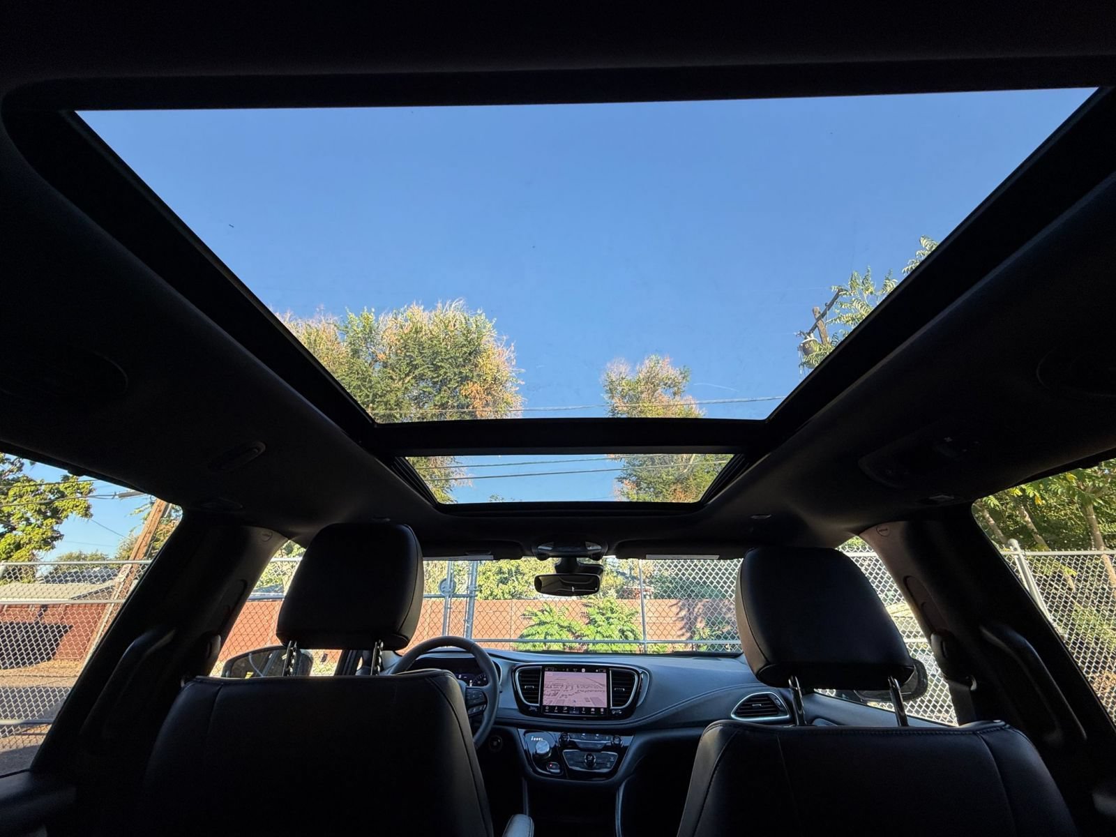 Used 2025 Chrysler Pacifica Limited FWD image 31
