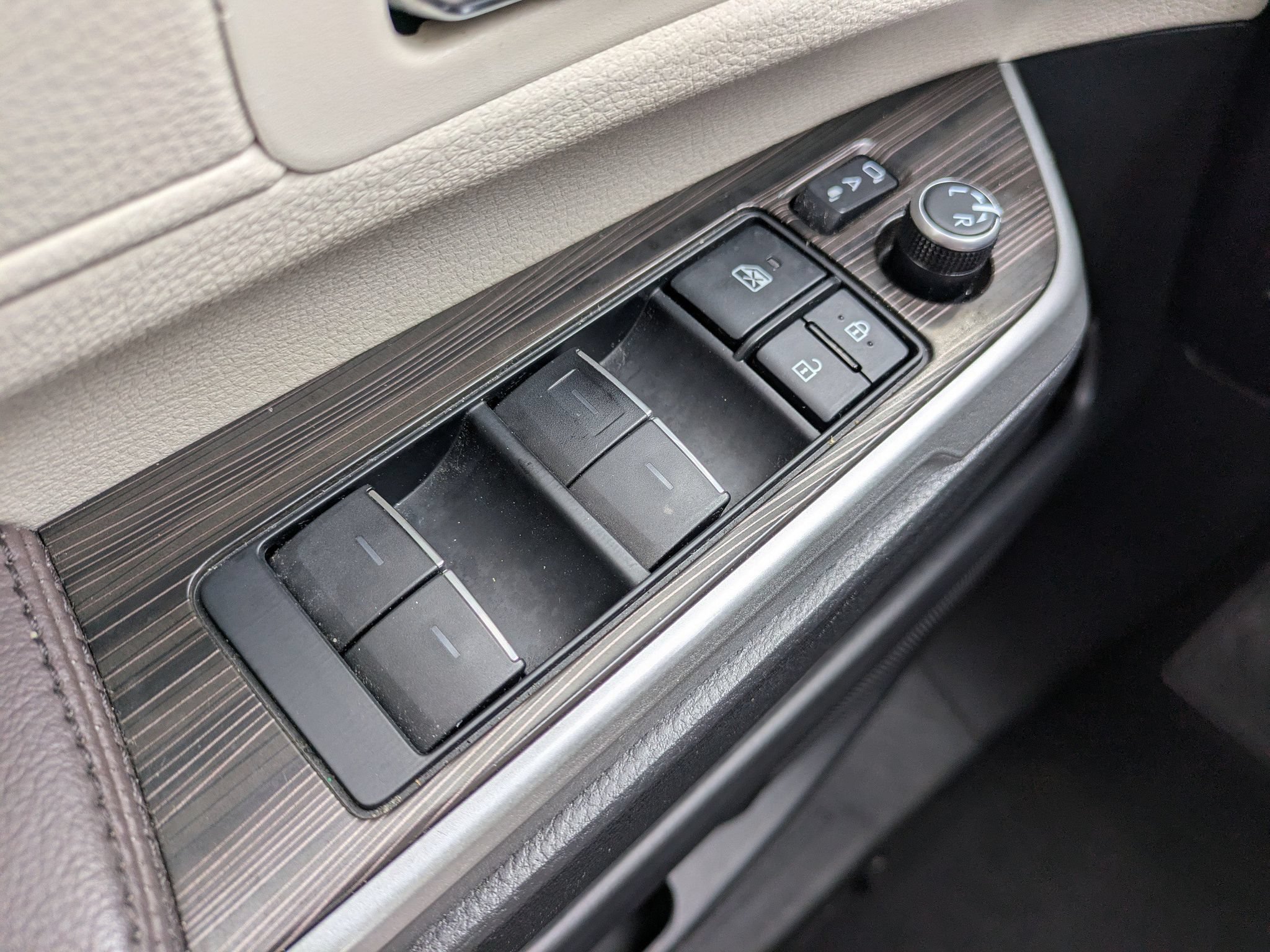 Used 2022 Toyota Sienna Platinum FWD image 26