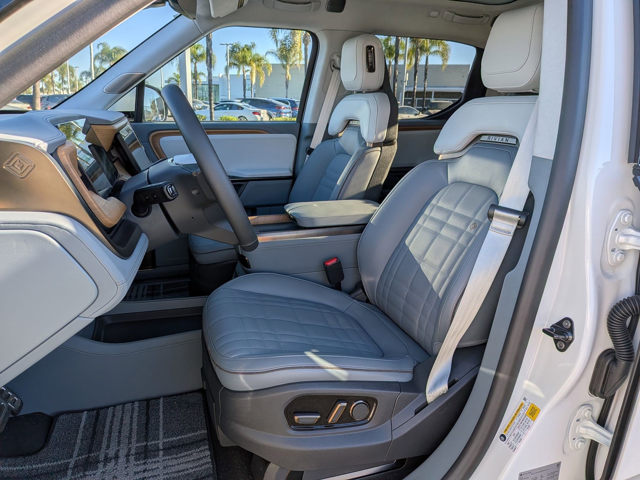 Used 2026 Rivian R1T Premium image 16