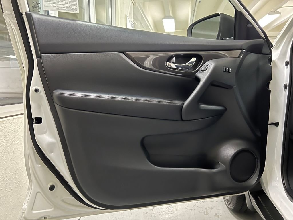 Used 2019 Nissan Rogue SV w/ Premium Package image 41