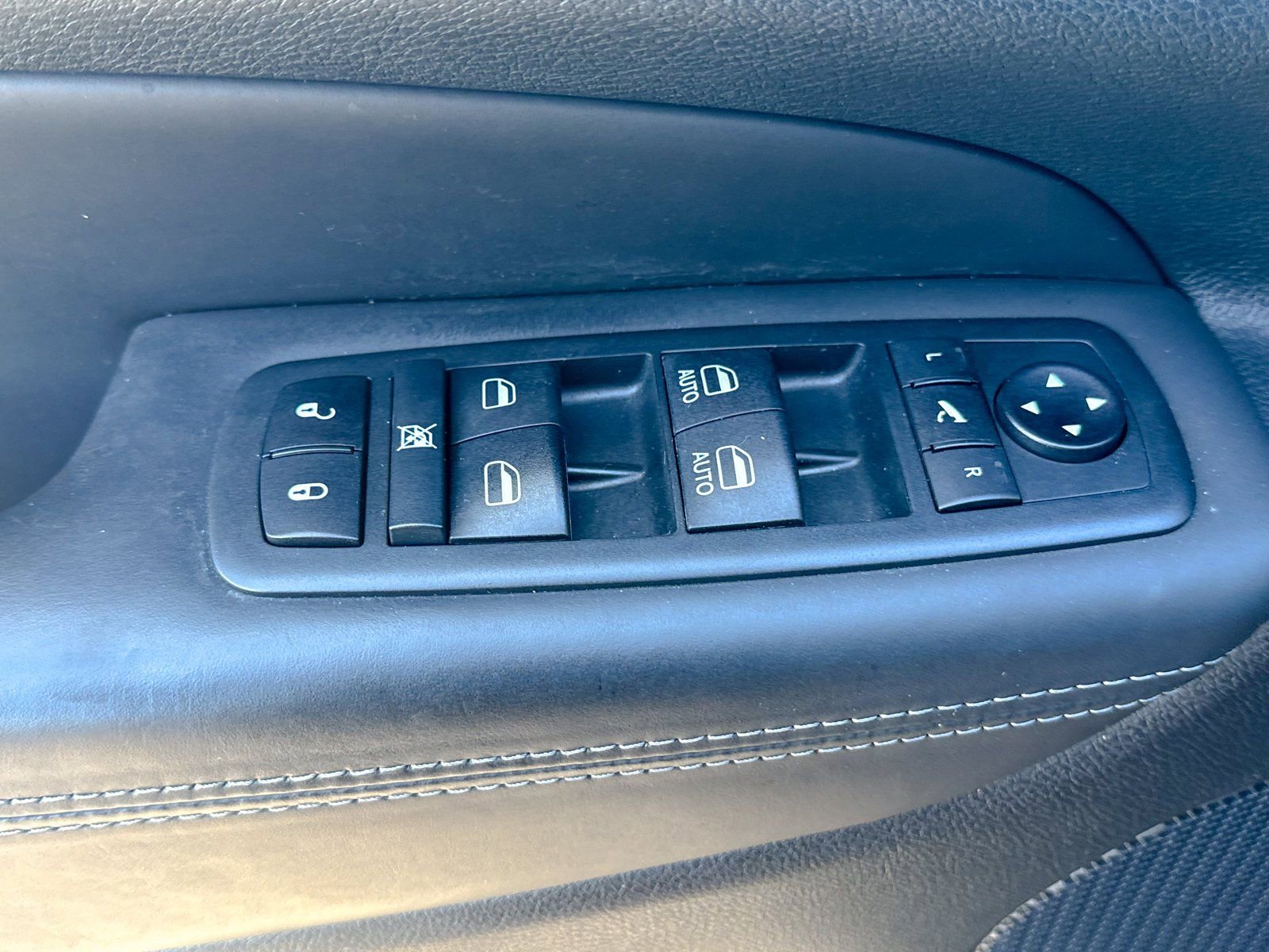 Used 2020 Jeep Grand Cherokee Overland AWD/4WD image 17