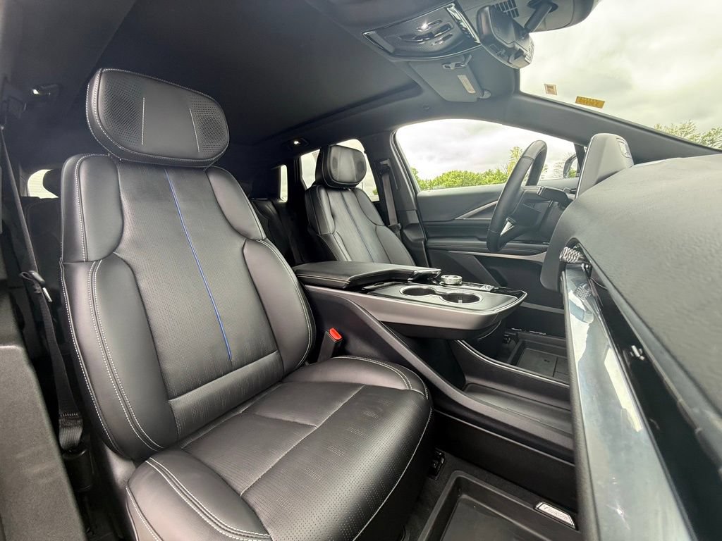 Certified 2025 Cadillac Lyriq Luxury w/ LPO, Floor Liner Package AWD/4WD image 32