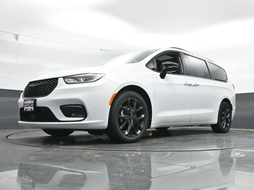 Used 2025 Chrysler Pacifica Limited image 51