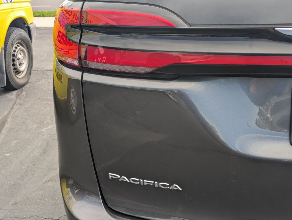 Used 2023 Chrysler Pacifica Touring-L FWD image 5