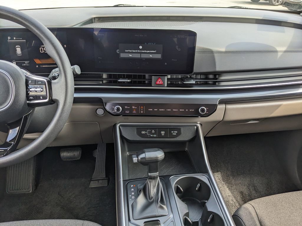 Certified 2026 Kia Carnival LX FWD image 16