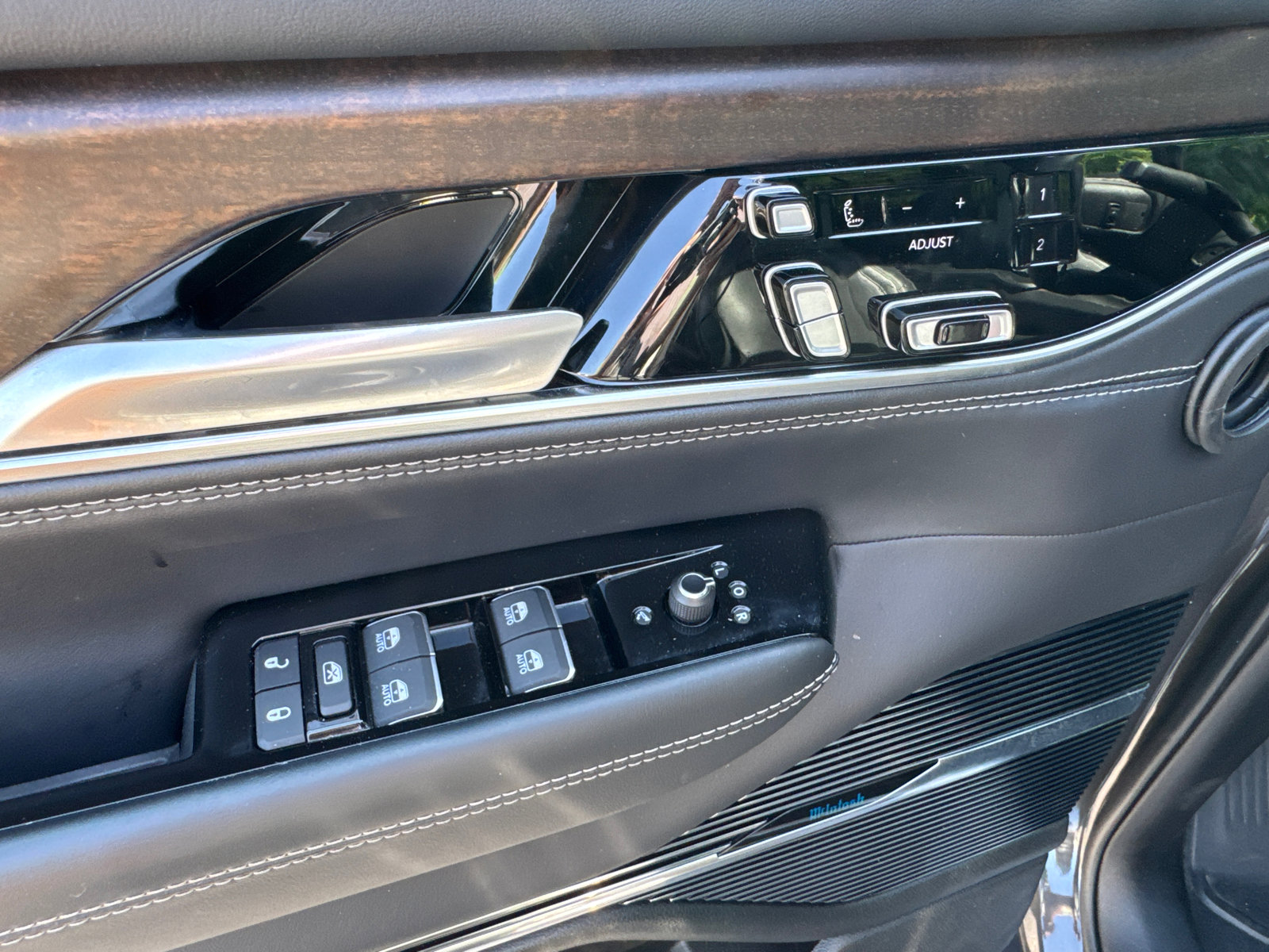Used 2025 Jeep Grand Wagoneer 4WD image 13