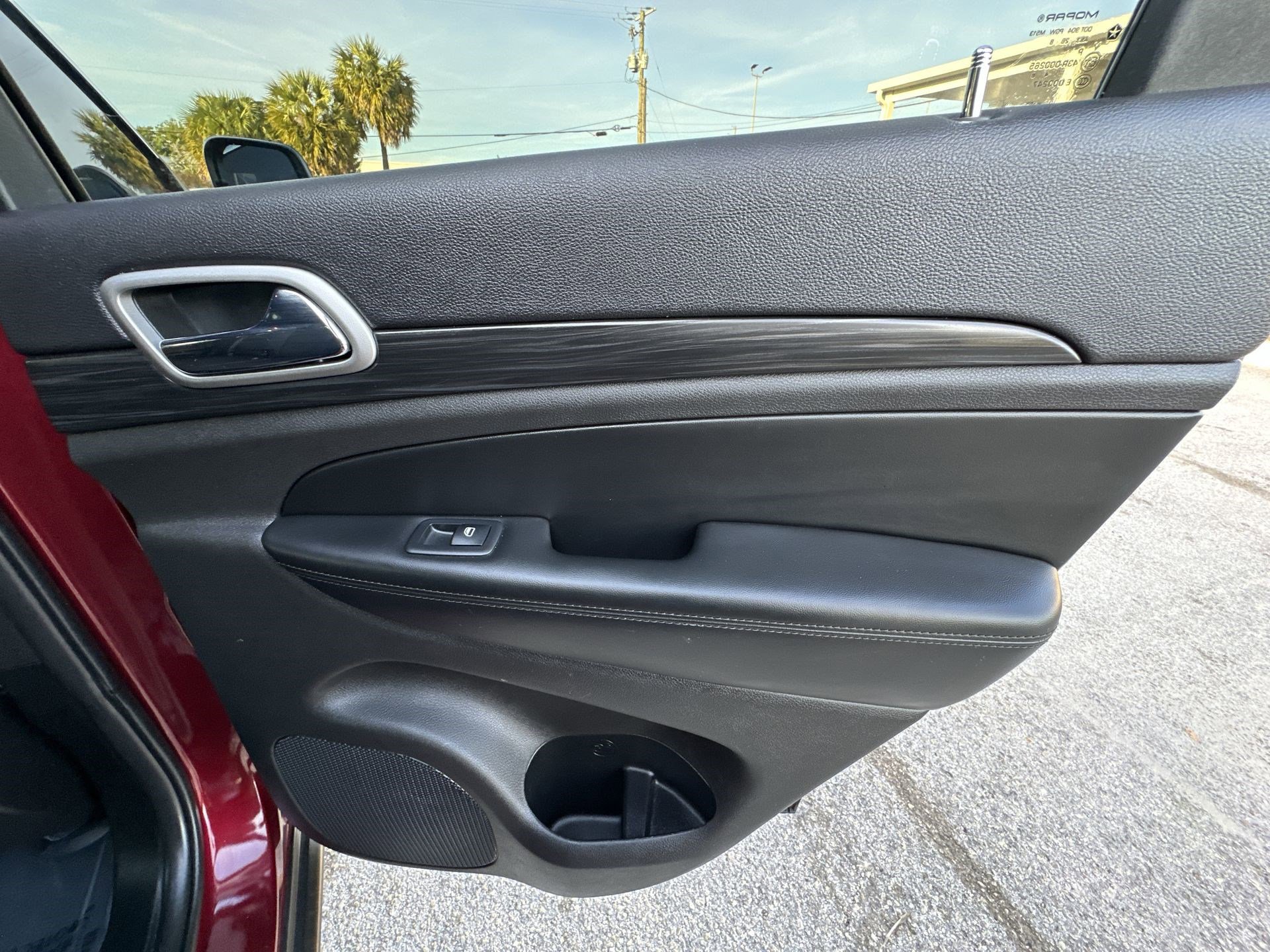 Used 2019 Jeep Grand Cherokee Laredo image 32